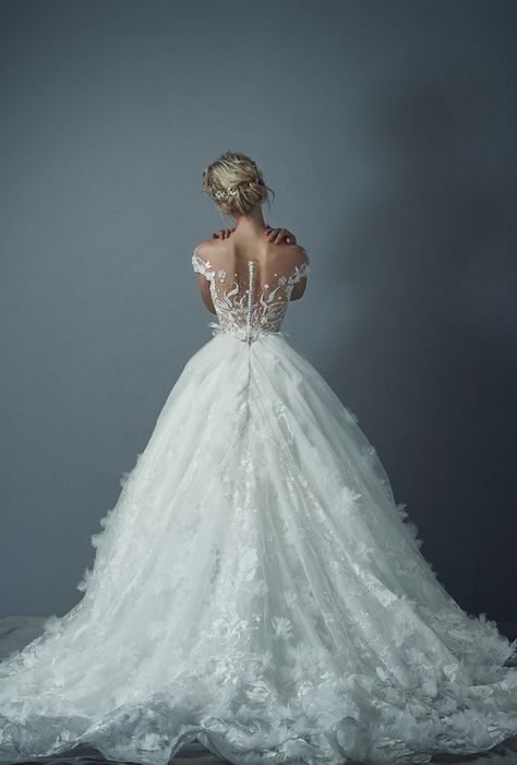 Swan Lake Inspired Wedding Dress, Ethereal Wedding Gowns, Barbie Swan Lake Wedding Dress, Swan Lake Inspired Dress, Barbie Inspired Wedding Dress, Royal Core Wedding Dress, Swan Lake Wedding Theme, Swan Lake Wedding Dress, Swan Princess Wedding