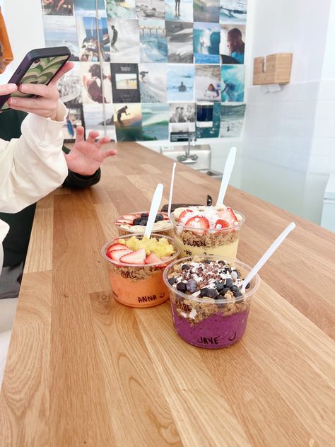 Smoothie Bowl Shop Design, Acai Bowl Cafe, Smoothie Bowl Shop, Acai Bowl Shop, Smoothie Shop Aesthetic, Smoothie Bowl Bar, Smoothie Trailer, Surf Bar, Acai Bowls Recipe