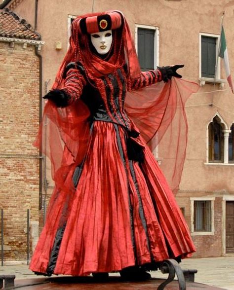 Carnaval de Venecia Red Masquerade, Costumes Carnaval, Venetian Costumes, Carnival Fantasy, Venice Carnivale, Venice Carnival Costumes, Water Is Life, Costume Carnaval, Venice Mask