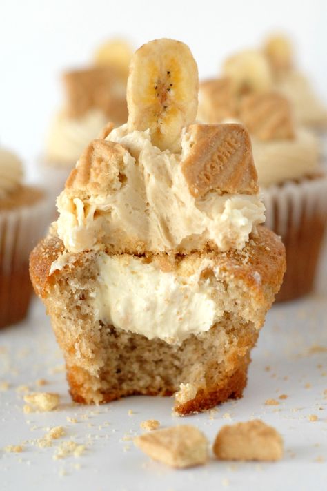 Banana Pudding Cupcakes, Pudding Cupcakes, Cupcakes Filled, Banana Cupcakes, Filled Cupcakes, Gourmet Cupcakes, Cookie Butter, Köstliche Desserts, Pudding Recipe