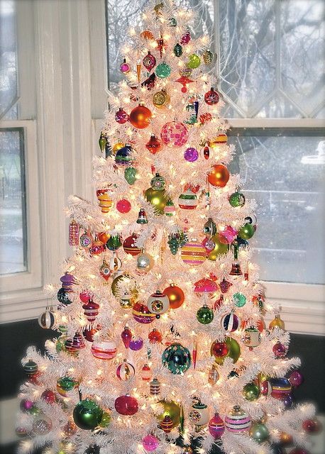 White Christmas Tree Decorations, Vintage Christmas Tree Decorations, Retro Christmas Decorations, Modern Christmas Tree, A White Christmas, Christmas Tree Inspiration, White Christmas Trees, Colorful Christmas, Colorful Christmas Tree