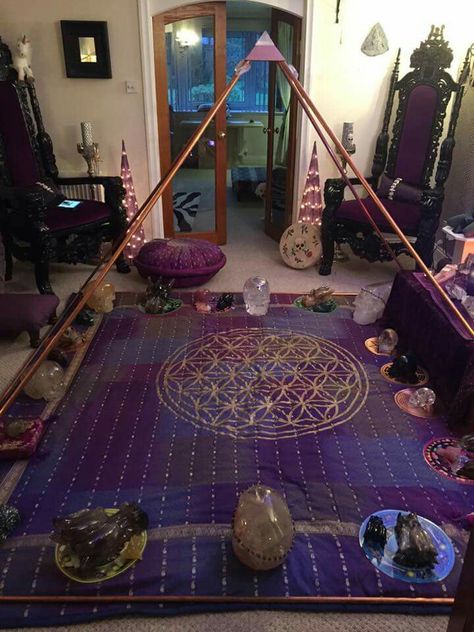 Huge grid Spiritual Room, Copper Pyramid, Reiki Room, Yoga Studio Design, Meditation Room Decor, Healing Room, Meditation Corner, Meditation Rooms, Zen Room