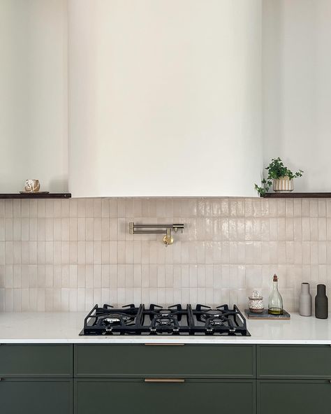 I just love this kitchen and our Noosa in taupe handmade subway tiles finish the look perfectly. I would call this look modern farmhouse and who doesn’t love a pot filler ❤️ Taupe Tile, Handmade Subway Tile, Coloured Grout, Quiz Design, Zellige Tile, White Subway Tile, Grout Color, Tile Grout, Beautiful Tile