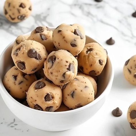 No-Bake Cookie Dough Bites Mo Bake Cookies, No Back Cookies, No Bake Cookie Dough Bites, Edible Cookie Dough Bites, Cake Pucks, Easy No Bake Cookies, No Bake Cookie, No Bake Cookie Dough, Super Cookies