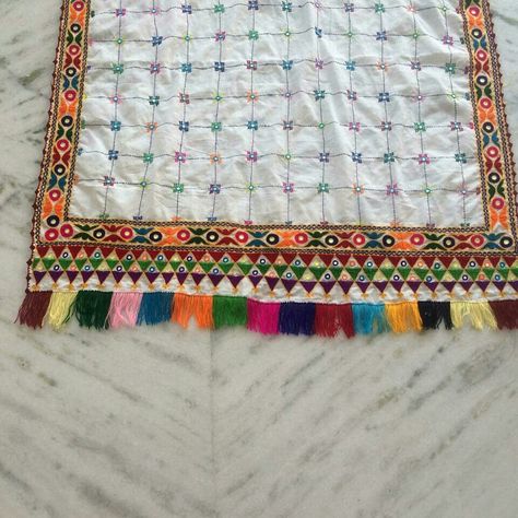 Guthan Work, Navratri Dupatta, Blochi Design, Sadu Bharat, Arabian Mehndi Design, Kutch Work Designs, Beaded Flowers Patterns, Clothes Embroidery Diy, Full Hand Mehndi