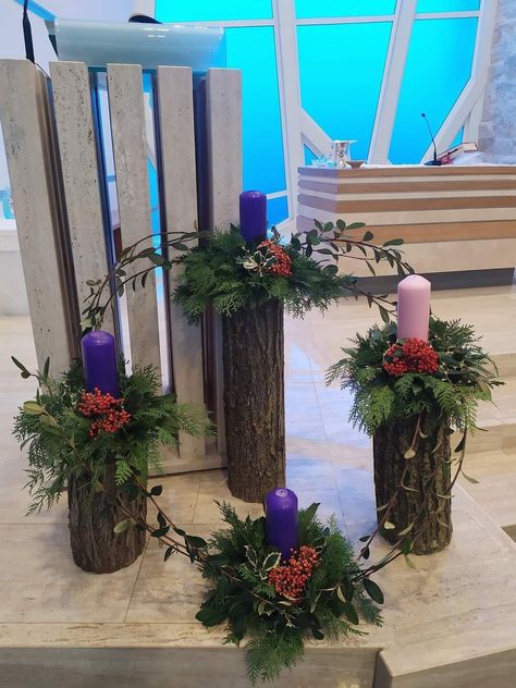 Christmas Decor Ideas Church Altar, Catholic Advent Wreath Ideas, Advent Wreath For Church, Advent Flower Arrangements, Advent Table Decor, Advent Decorations For Church, Christmas Decor Ideas Church, Advent Church Decorations, Advent Wreath Diy