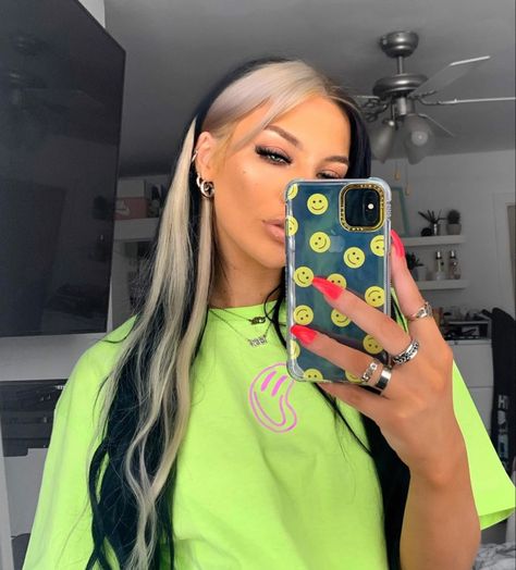 Hair Colour For Green Eyes, Half And Half Hair, Split Dyed Hair, Hair Color Underneath, Favorite Hairstyles, Green Eyes, Pink Hair, Summer Hairstyles, Hair Pieces