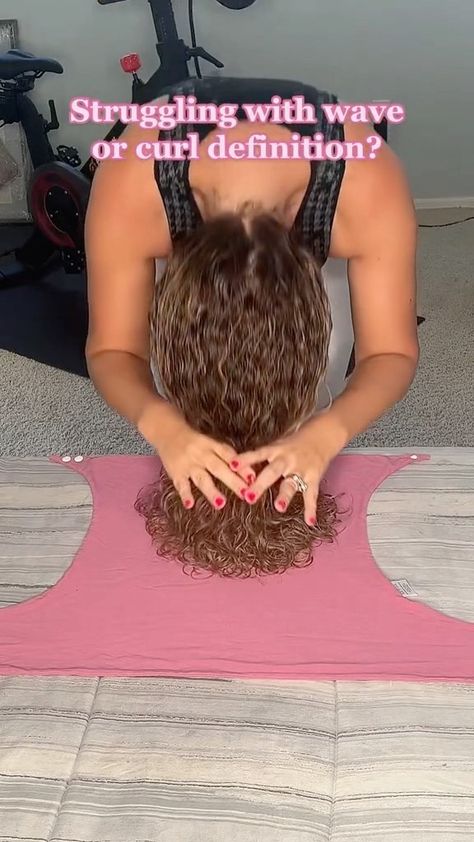 What is plopping? Hair plopping is a heat-free hair drying technique for curly-haired people. It is a technique that you can use after… | Instagram Wet Plopping Technique, Hair Plopping Towel Pattern, Curly Hair Towel Wrap, Tshirt Hair Towel Diy, Diy Hair Plopping Towel, Plopping Hair With Tshirt, Hair Plopping Before And After, Hair Plopping Overnight, How To Wrap Your Hair In A Tshirt