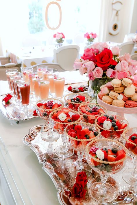 Valentines Theme Party, Valentine Dinner Party, Valentines Tea Party, Valentines Party Food, Galentines Day Ideas, Valentines Brunch, Valentine Tea, Valentines Party Decor, Valentinstag Party