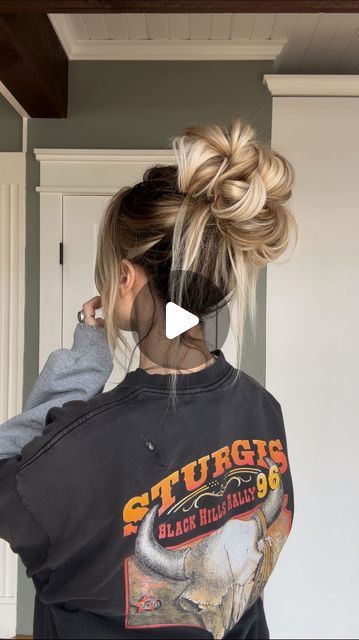 TORIE BLISS on Instagram: "Trust the process for a perfect messy bun everyyyy time 👌🏼𝖘𝖆𝖛𝖊 & 𝖙𝖗𝖞  Tips:  🖤if you wear clip ins like me , start them up higher & clip them upside down ( I have 20in @luxyhair code LX-TORIEBLISS )  🖤works best if your hair isn’t to silky, sooo “dirty” hair  🖤prep hair with dry texture spray  🖤after you secure with an elastic pull at it to fluff it up a bit   Inspired by the talented af @lindseyraemyers 👑 . . #messybun #hairstyles #hair #hairtutorial" Easy Way To Style Long Hair, How To Do The Perfect Messy Bun, Cute Messy Buns For Long Hair, Messy Bun Hairstyles For Long Hair, Messy Up Do, Cute Buns For Long Hair, Dirty Hair Updo, Dirty Hairstyles, Messy Updos For Long Hair