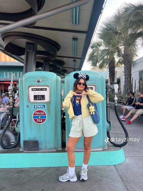 Trendy Disneyland Outfits, Plus Size Disney Outfits, Disney Winter Outfits, Casual Disney Outfits, Disneyworld Outfits, Disney Poses, Plus Size Disney, Disney Trip Outfits, Theme Park Outfits