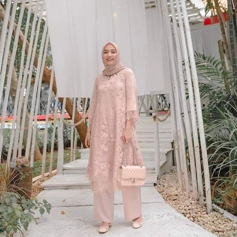 Spill Outfit dan Online Shop bisa klik foto ya gaess 😍🥰 #dailyhijabootd #dailyhijabstory #hijaberscantik #stylehijabers #shopeelook #beautyhijab #hijaberfashion #hijabstyle_loookbook #trendhijabootd #shopeehaul #hijabmasakini #hijabcandy #hijabcute #shopeefashion #hijabinspirations Kebaya Tunik Brokat Modern, Kebaya Tunik Brokat, Tunik Brokat, Hijab Gown, Kondangan Outfit, Kebaya Modern Dress, Hijab Dress Party, Dress Pesta, Kebaya Dress