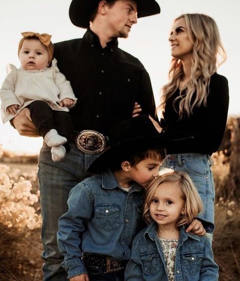 Country Baby Pictures, Country Family Photos, Western Family Photos, Country Couple Pictures, Cute Family Pictures, Cute Country Couples, Western Photoshoot, Country Family, Perfect Pictures