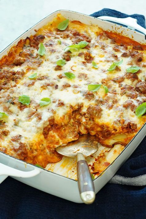 Bake the best lasagna with ricotta bechamel using this lasagna recipe! You will love baking this pasta dish using ground sirloin, ground Italian sausage, ricotta cheese, mozzarella cheese, parmesan cheese, and lasagna noodles. This classic pasta recipe is a great weeknight dinner or potluck dish! Recipe With Ricotta, Bechamel Recipe, Lasagna With Ricotta, Lasagna Recipe With Ricotta, Best Lasagna, Best Lasagna Recipe, Classic Lasagna, Ground Italian Sausage, Bechamel Sauce