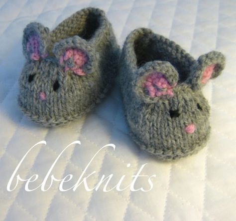 15 Cute Knitted Baby Booties Patterns for Fall Slippers Knitting Pattern, Crochet Baby Gifts, Baby Booties Knitting Pattern, Baby Booties Pattern, Knit Baby Booties, Knitted Booties, Easy Knit, Baby Mouse, Crochet Baby Shoes