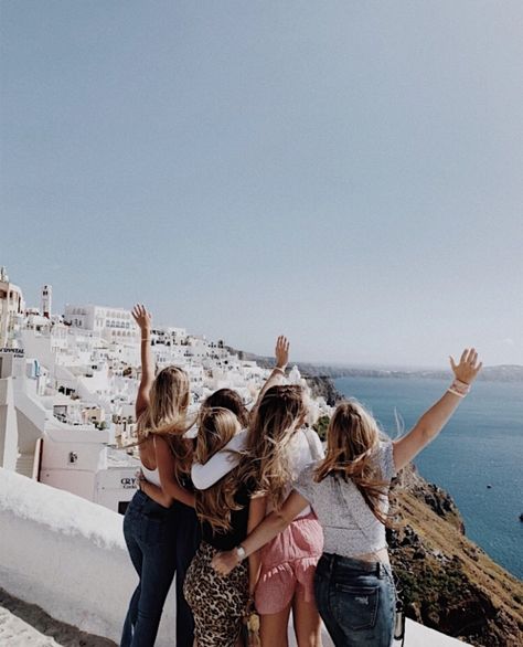 Girl best friends traveling Earning Apps, Marketing Affiliate, Friends Travel, Italy Aesthetic, Cute Friend Pictures, Best Friend Goals, Friend Photoshoot, Best Friend Pictures, 인물 사진