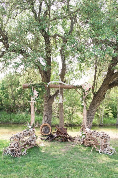 Viking Theme Wedding, Antler Wedding Decor, Deer Antler Wedding, Rustic Arbor, Country Wedding Pictures, Deer Wedding, Hunting Wedding, Antler Wedding, Wedding Ceremony Arch