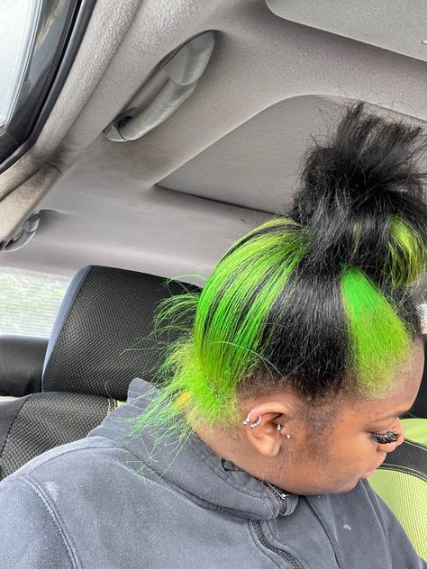 Green And Black Skunk Stripe, Black And Green Highlights Hair, Neon Green Natural Hair, Different Types Of Dyed Hair Styles, Green Hair Natural Hair, Black And Green Natural Hair, Black And Green Skunk Stripe Hair, Skunk Patch Natural Hair, Neon Green Skunk Stripe Hair