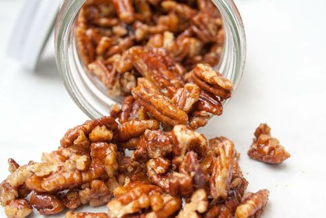 Candied Pumpkin Pie Spice Pecans (vegan, gluten free) - Add these sweet glazed pecans to your party menu or give them as a gift! Made in minutes! Party Snacks Sweet, Candied Pumpkin, Holiday Party Snacks, Snacks Sweet, Glazed Pecans, Sugar Free Maple Syrup, Spiced Pecans, Low Carb Sweets, Candied Pecans