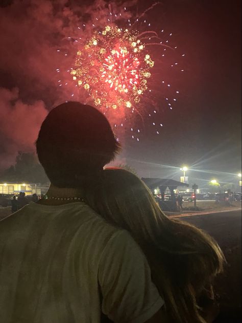 Fake Date Aesthetic, Couple Firework Pictures, Amusement Park Couple, Couple Summer Pictures, Couple Fair Pictures, Beautiful Fireworks, Star Couple, Dream Dates, Couples Hugging