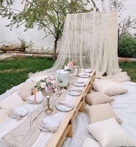 White Picnic Ideas, Outdoor Party Table Ideas, Boujee Picnic, Beach Dinner Parties, Picnic Party Decorations, Boho Garden Party, Outdoor Dinner Party, Backyard Dinner Party, Picnic Birthday Party