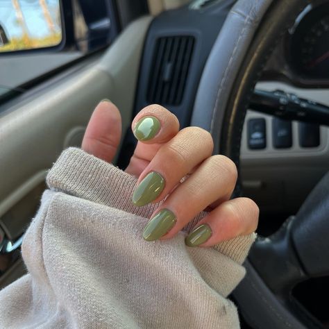 Sage Green Nails Round, Green Biab Nail Design, Short Round Acrylic Nails Sage Green, Short Green Almond Acrylic Nails, Sage Green Glazed Nails, Matcha Green Almond Nails, Olive Green Manicure Ideas, Green Nail Manicure, Match Green Nails