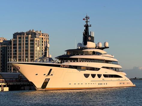 SuperYachtFan Inside AHPO Yacht • Lurssen Yachts • 2021 • Value $300,000,000 • Owner Michael Lee Chin The yacht AHPO was delivered by Lurssen Yachts in 2021. The superyacht is designed by Nuvolari Lenard. Her owner is Michael Lee Chin. Inside AHPO Yacht • Lurssen Yachts • 2021 • Value $300,000,000 • Owner Michael Lee Chin Peter Lurssen Yachts, Big Boats, Bigger Boat, Luxury Aesthetic, Super Yachts, Motor Yacht, Yacht Charter, Interior Photo, Luxury Yachts