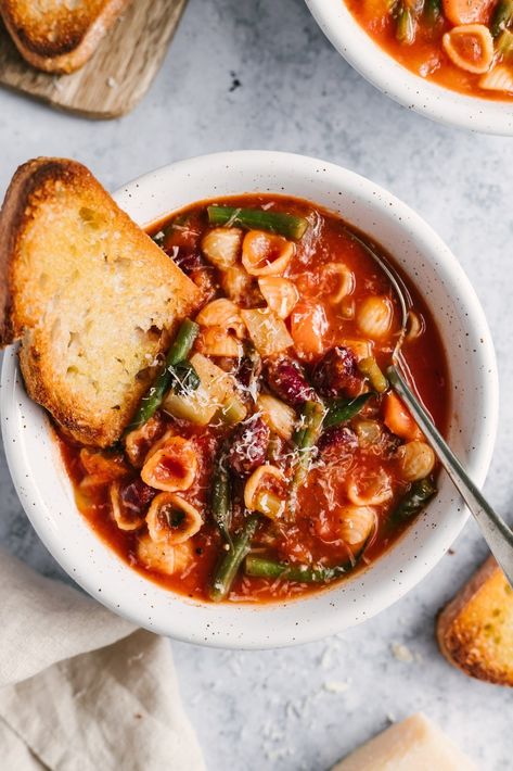 Vegetarian minestrone soup packed with veggies like celery, carrots, green beans and spinach and simmered in a flavorful, Italian seasoned tomato broth. Use your favorite noodles in this minestrone soup recipe and pack in the protein with kidney beans! Delicious with a sprinkle of parmesan cheese and a side of garlic bread. #minestrone #soup #healthylunch #healthydinner #souprecipe #vegetarian #vegan Classic Minestrone Soup Recipe, Best Minestrone Soup Recipe, Vegetarian Minestrone, Vegetarian Minestrone Soup, Veggies Pasta, Recipes With Kidney Beans, Resep Pasta, Pantry Recipes, Minestrone Soup Recipe