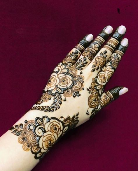 Mahinde Design, Soccer Instagram, Crossfit Photography, Yoga Strong, Simple Mehandi, Front Mehndi Design, Khafif Mehndi Design, Floral Henna Designs, Hand Flower