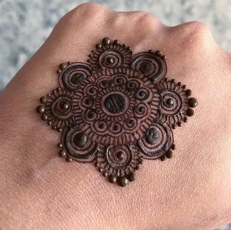 Tikki Mehndi Design, Tikki Mehndi, Front Mehndi Design, Tato Henna, Mehndi Designs For Kids, Very Simple Mehndi Designs, Simple Mehndi Designs Fingers, Full Mehndi Designs, Henna Tattoo Designs Simple