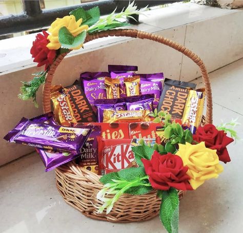 Chocolate Packing For Wedding, Choclate Packing Hampers, Biyer Totto Decoration, Raksha Bandhan Decoration At Home, Chocolate Hamper Ideas Baskets, Chocolate Basket Decoration, Choclate Packing Ideas Gift, Chocolate Packing Ideas Gift, Chocolate Hamper Ideas Gifts