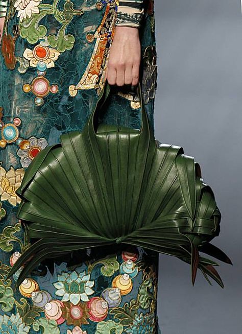 Jean Paul Gaultier, haute couture collection, January 2010 in Paris.  Leather purse that looks like wrapped banana leaves - fits the exotic motif Sukienki Maksi, Jean Paul Gaultier Haute Couture, Paul Gaultier Spring, Couture Handbags, Paul Gaultier, Couture Collection, Arm Candy, Jean Paul, Jean Paul Gaultier