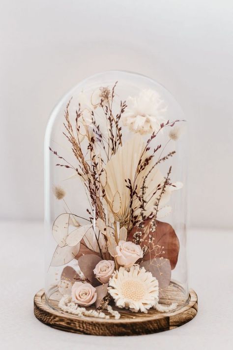 Flower In Glass Dome, Dried Flower Crafts, Flower Dome, Dried Flowers Diy, Logam Mulia, Fleurs Diy, Deco Floral, Dried Floral, Dried Flower Bouquet