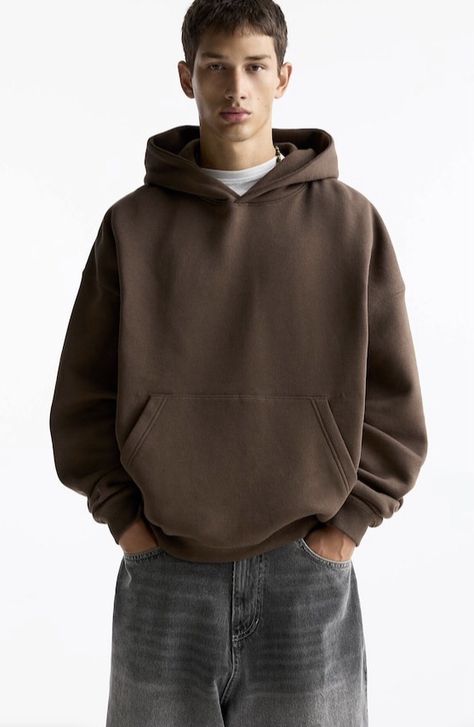 Dark Brown Hoodie Outfit, Brown Sweatshirt Outfit, Dark Brown Hoodie, Brown Hoodie Outfit, Dressing Men, Boxy Fit Hoodie, Pull And Bear Sweatshirt, Bear Sweatshirt, Brown Sweatshirt