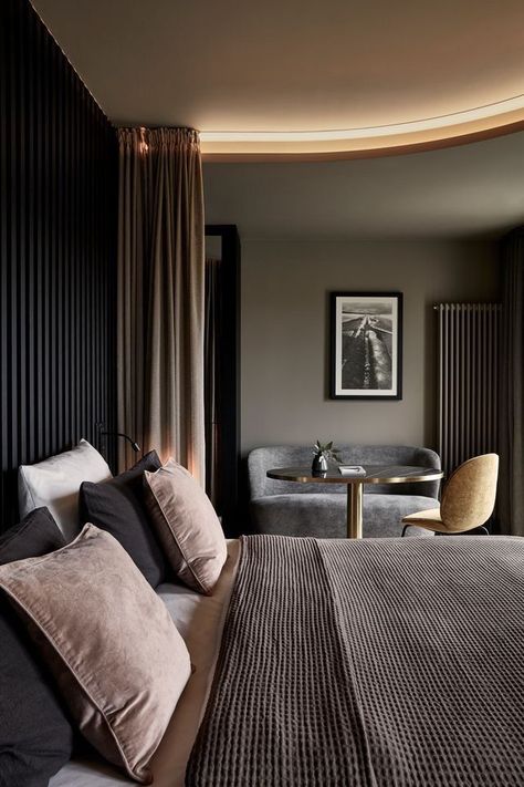 Dark makes so much sense in hotel rooms (and bedrooms for that matter). Neutral Bedrooms, Hotel Room Design, Hotel Interior Design, Minimalist House Design, Bedroom Hotel, Hotel Style, Hotel Decor, Hotel Interior, Decor Minimalist