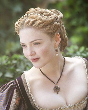 Lucrezia Borgia | The Borgias Wiki | Fandom Historical Hairstyles, Holliday Grainger, Medieval Hairstyles, Lucrezia Borgia, The Borgias, Fest Outfits, Belle Silhouette, Movie Costumes, Historical Costume