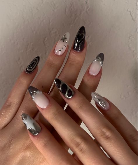 Black Chinese Nails, Simple Nails Dark, Long Nails Ombre, Black Nails Summer, Nails Xiaohongshu, Nail Design Dark, Acubi Nails, Icicle Nails, Stargirl Nails