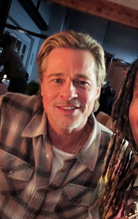 Brad Pitt Selfie, Brad Pitt Shirtless, Brad Pitty, Ignoring People, Brad Pitt Pictures, Bradley Pitt, Jason Momoa Shirtless, Rose Mciver, Brad And Jen