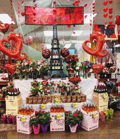 How to Make Your Grocery Floral Department Feel Like a Florist Shop Flower Shop Valentine Display, Valentine Display, Produce Displays, Mens Valentines Gifts, Floral Trends, Floral Arranging, Florist Shop, Rose Arrangements, Floral Shop