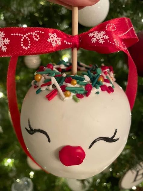 Christmas Pop Cakes, Christmas Candied Apples, Christmas Chocolate Apples, Christmas Candy Apples Ideas, Christmas Caramel Apples, Christmas Candy Apples, Christmas Apples, Hot Chocolate Treats, Gourmet Candy Apples