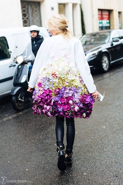 Mode Prints, Floral Coat, Walking Down The Street, Diy Kostüm, Elie Saab Spring, Flower Bomb, Dior Couture, Naha, Floral Fashion