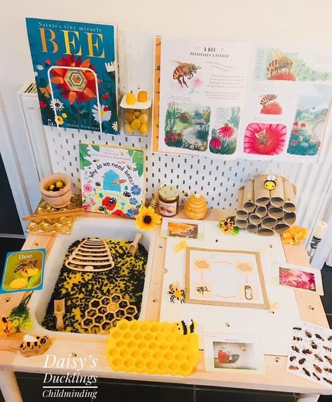 Spring Lesson Plans, Toddler Sensory Bins, Flisat Table, Bugs Preschool, Bee Activities, Bee Classroom, Insects Theme, Toddler Sensory, Garden Art Ideas