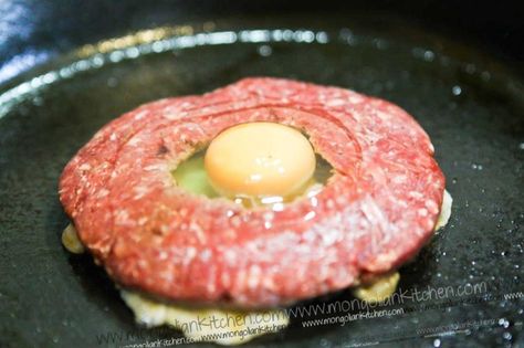 The EGG Burger Hamburger With Egg, Pork Burgers Recipes, Fried Egg Recipes, Hamburger Recipes Patty, Venison Burgers, Egg Burger, Best Burger Recipe, Over Easy Eggs, Breakfast Burger