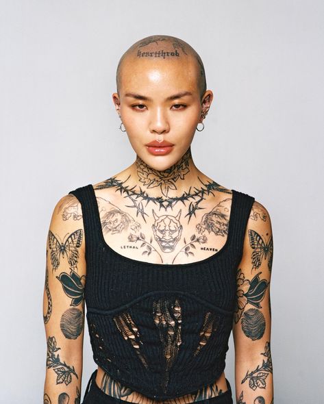 Mei Pang Tattoo, Symmetrical Tattoos, Symmetrical Tattoo, Tattoos Instagram, Tatoo Inspiration, Buzzed Hair, Natural Hair Short Cuts, Tattoo People, Bald Girl