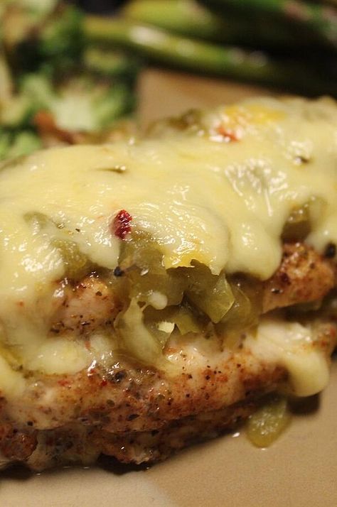 Chicken And Cheese Recipes, Chicken Entrees, Cheese Chicken, Green Chili, Chicken Main Dishes, Chicken Dishes Recipes, Green Chile, Refried Beans, Poultry Recipes