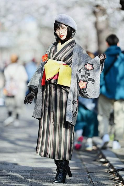 Meiji Fashion, Modern Kimono Fashion Outfits, Modern Kimono Fashion, Kimono Modern, Japanese Traditional Clothing, Modern Kimono, Kimono Design, Japanese Street Fashion, Streetwear Fashion Women