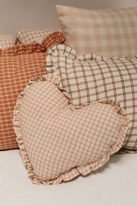 Sew Pillows Decorative, Cozy Sewing Room, Home Decor Sewing Projects, Homemade Pillows, Home Decor Sewing, Sewing Machine Projects, Sewing Project Ideas, Heart Pillow, Sewing Pillows