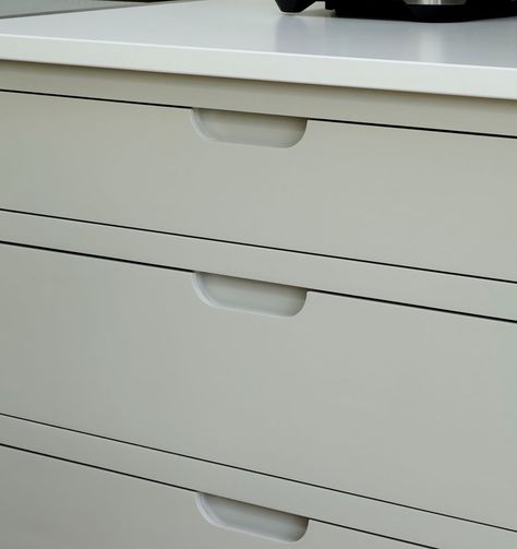 Here’s one our handleless drawers. Where style meets comfort and simplicity. #HighamFurniture Drawer Without Handle, Drawers Without Handles, Kitchen Cabinets Without Handles, Annex Kitchen, Shaker Doors Kitchen, Slim Shaker Cabinet, Handleless Drawers, Painted Shaker Kitchen, Handle Ideas