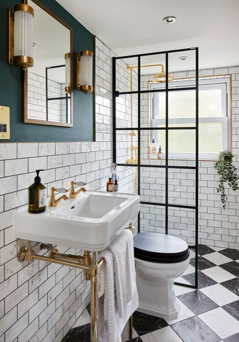 Drømme Bad, Very Small Bathroom, Ensuite Shower Room, Bilik Air, En Suite Shower Room, Victorian Bathroom, Small Bathroom Makeover, Stunning Bathrooms, Black And White Tiles