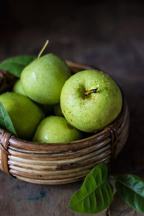 Green Apple Aesthetic, Apple Photography, Apples Photography, Apple Photo, Green Apples, Fruit Photography, Fruit Painting, Food Photography Styling, Fruit Garden